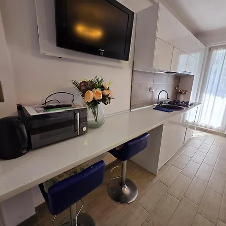 Belle View - Pool & Navodari