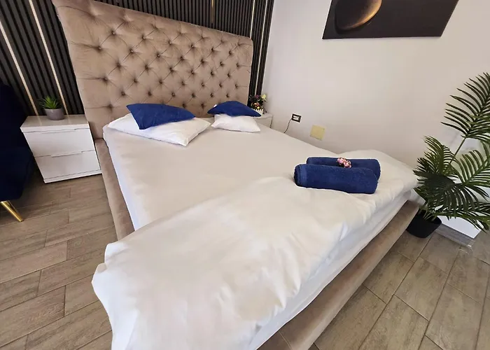 Belle View - Pool & Apartment Navodari